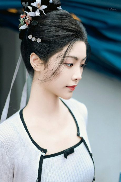 许佳琪《贵女》出妆路透 好美 期待少年时期的阮惜文 拍摄顺利!