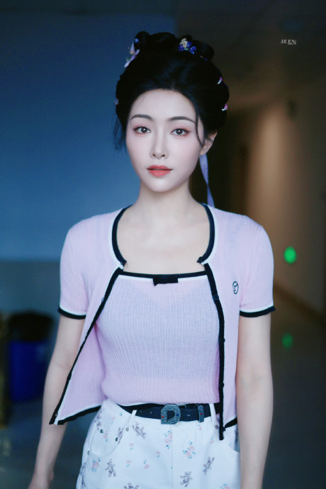 许佳琪《贵女》出妆路透 好美 期待少年时期的阮惜文 拍摄顺利!