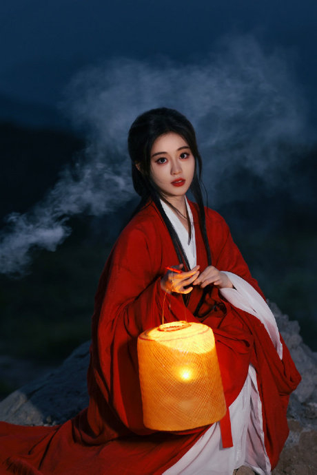 祝绪丹红衣古装写真!
