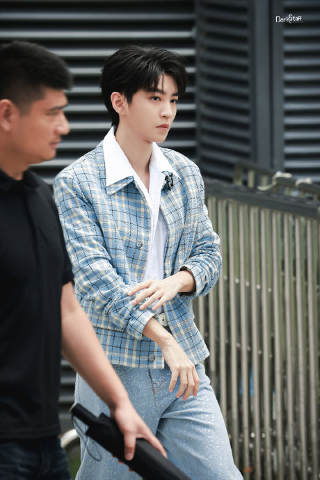 王俊凯你好星期六上班饭拍 蓝色格子外套白衬衫 牛仔裤