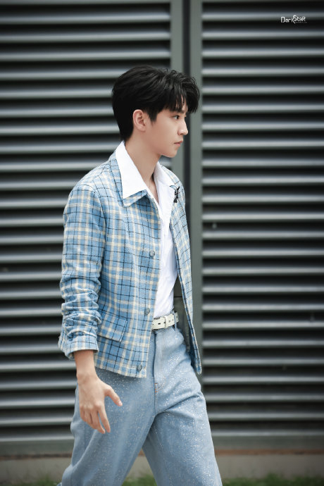 王俊凯你好星期六上班饭拍 蓝色格子外套白衬衫 牛仔裤