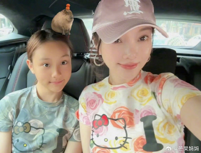 甜馨这张照片真的和李小璐长得一模一样!