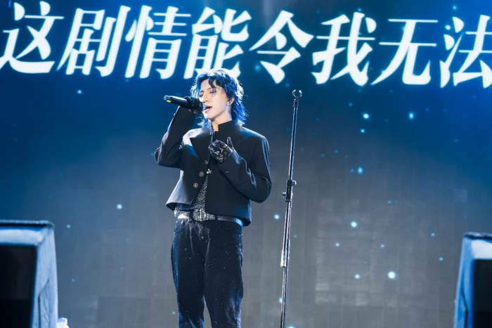 梁君诺原创新歌首度开唱 现场哽咽