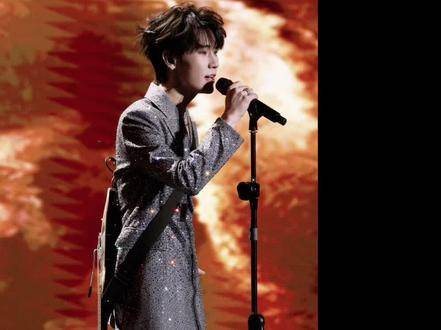 看到这张照片的瞬间,我就感到心痛流泪张真源live之神 张真源爱在终局