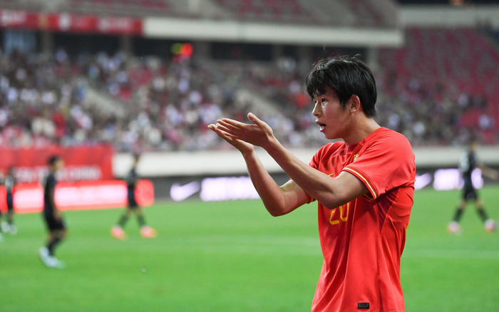 中国u19男足力克韩国队捧起"华山杯"