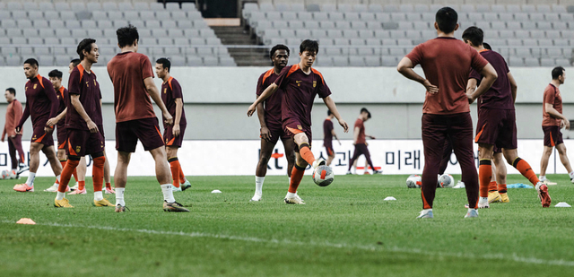 当地时间2024年6月10日，韩国首尔，国足世预赛客战韩国，众将赛前训练备战。图源：视觉中国