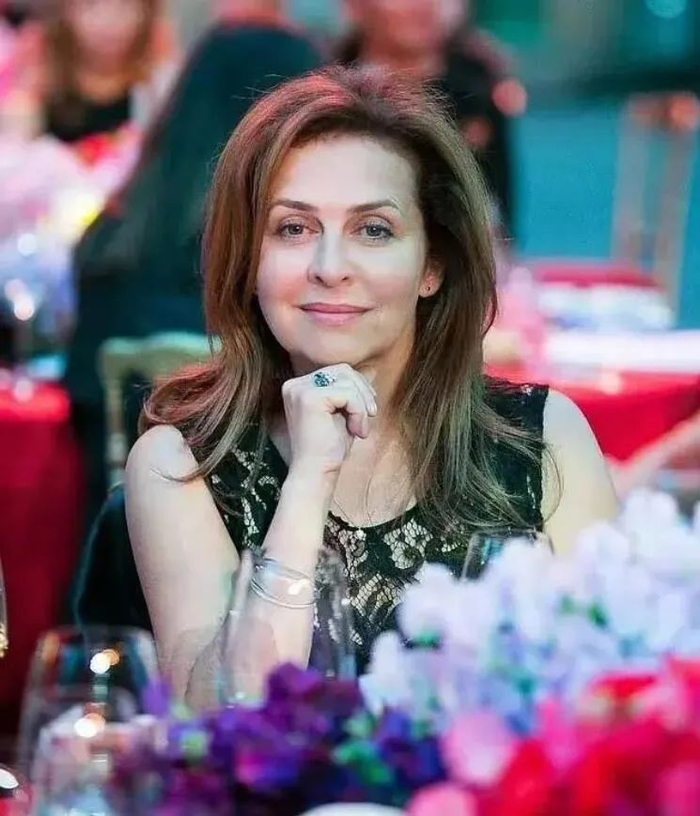 邓文迪参加前夫婚礼表情亮了,新娘是她介绍的