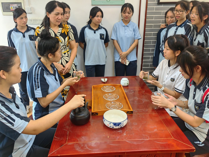 茶艺课上，南宁市第八中学的学生们体验茶叶冲泡。