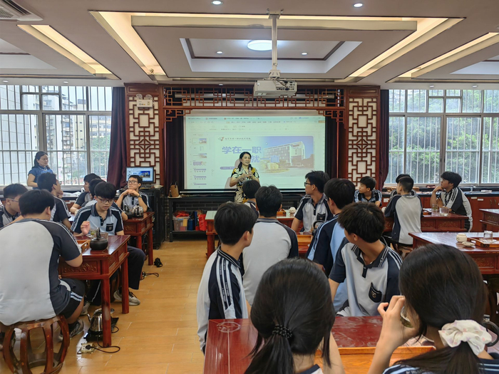 南宁市第一职业技术学校副校长覃佩娟向同学们介绍了学校的发展历史、专业设置、升学政策以及就业前景等情况。