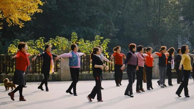 在北京市朝阳区常营广场,就活跃着这样一批中老年广场舞爱好者们,他们