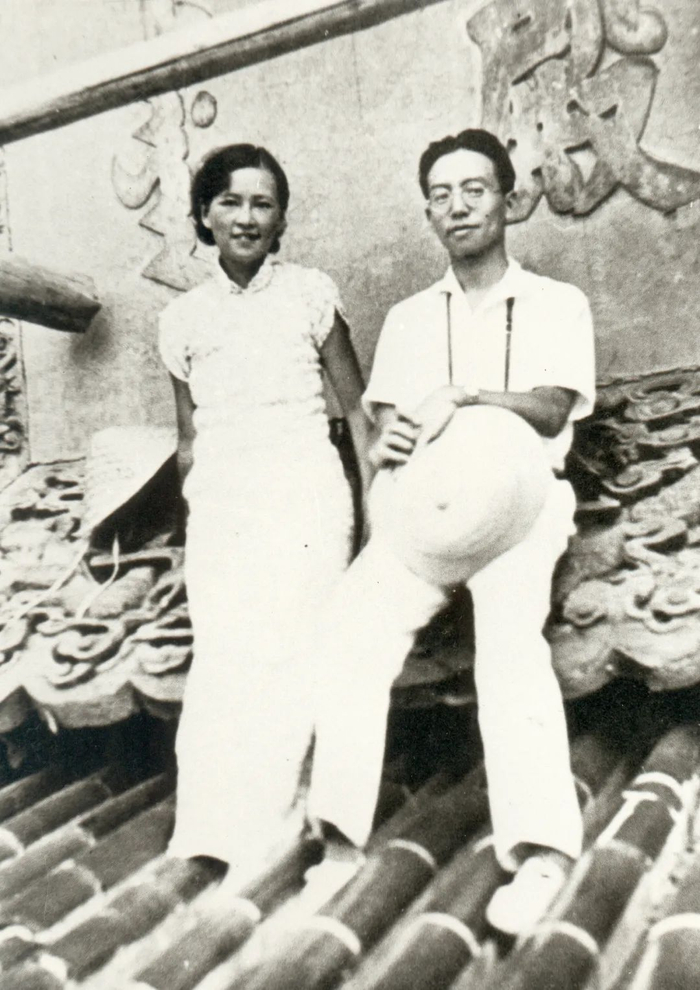 林徽因与梁思成在天坛祈年殿屋顶