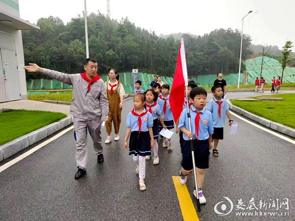 "跟着垃圾趣旅行" 娄底大科小学阳光中队青绿小队少先队开展校外