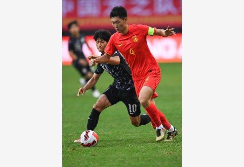 队长史松宸（右）防守韩国队球员闵智埙。