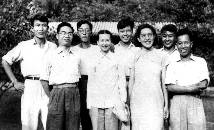 1950年林徽因与清华建筑学子
