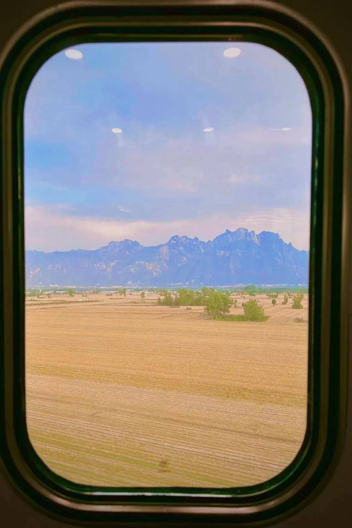 壮美!火车窗外华山与丰收图景同框