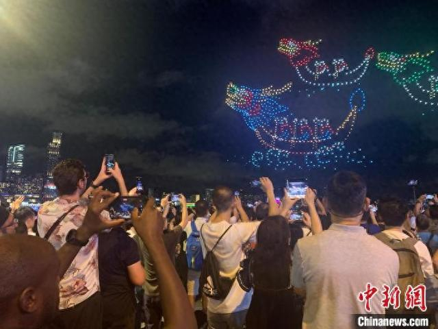 香港端午节庆主题无人机表演现场。中新社记者 戴小橦摄