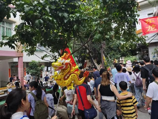 狭窄的村道里人挤人。图/九派新闻 黄家樑