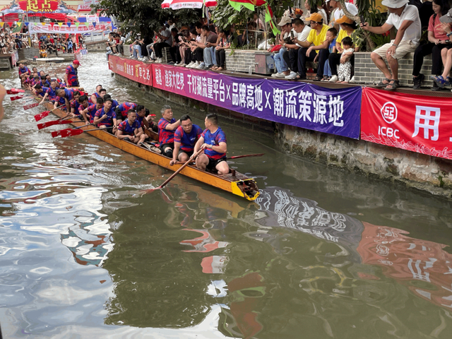 参赛的龙舟队正在冲线，“龙头”已被撞掉。图/九派新闻 黄家樑