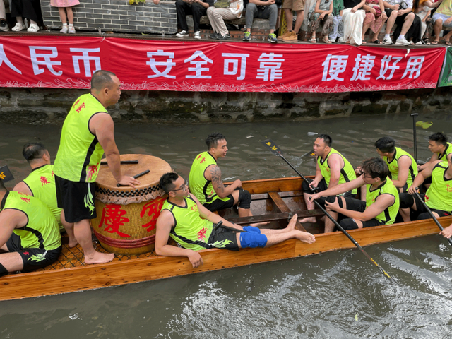 冲线后，庆云队有队员直接躺倒。图/九派新闻 黄家樑