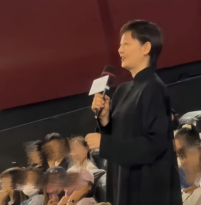 韩流爱豆偏爱中国营销!海外走秀姿态像孕妇,被指撞脸中年徐帆