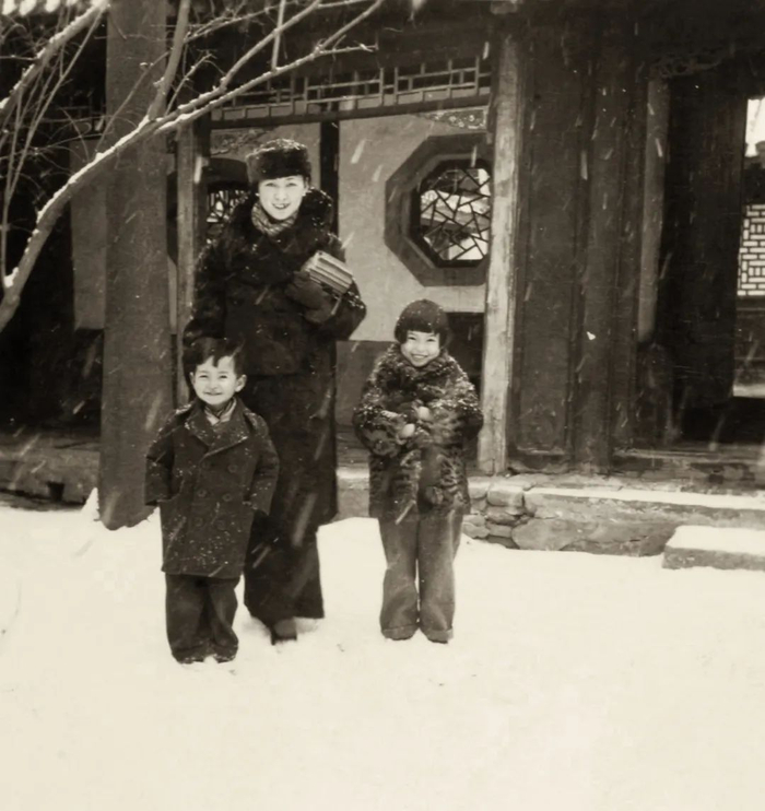 林徽因与儿女在北总布胡同三号庭院中