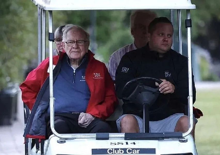 邓文迪参加前夫婚礼表情亮了,新娘是她介绍的