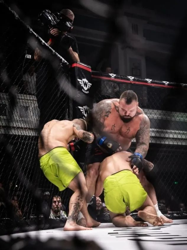 上周五,前世界大力士"野兽"艾迪-霍尔(eddie hall)在自己的mma首秀中