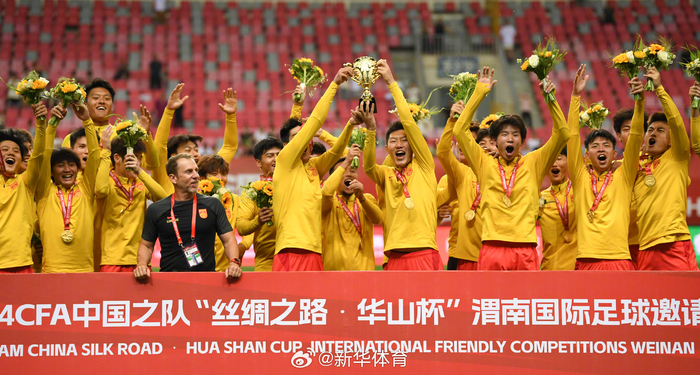 6月10日，中国队在颁奖仪式上庆祝。新华社记者 邹竞一 摄