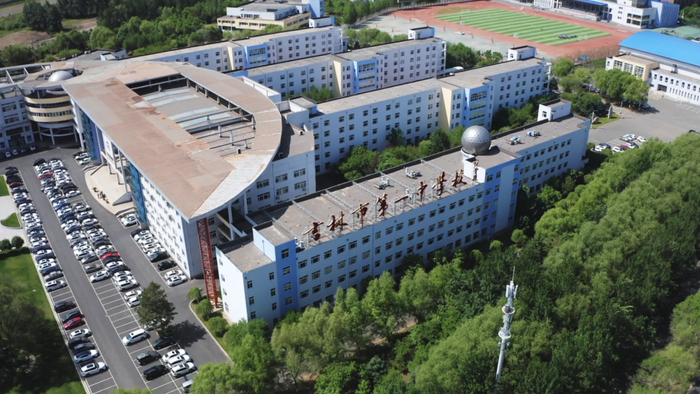 吉林市第一中学3公里-4公里路段此路段道路平坦,景色优美,选手们沿着