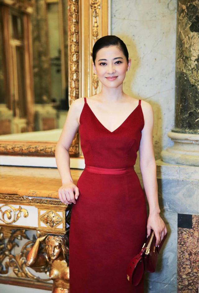 梅婷又带火了一种贵妇穿法:西装 半身长裙,扎起低马尾真优雅