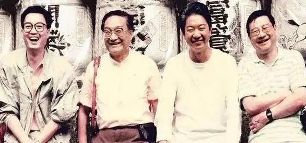 2004年黄霑走,蔡澜写挽联"一笑西去",2018年金庸走,蔡澜写的是"一览众