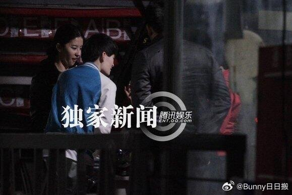 刘亦菲曾轶可同框旧照96 一起逛街