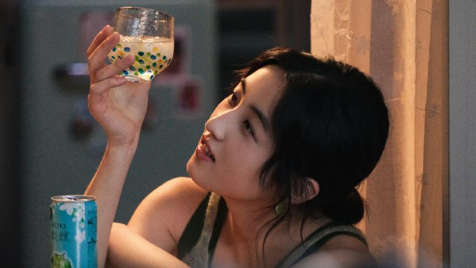 张子枫微醺照96,居家微醺女友风好好看啊~喜欢喜欢