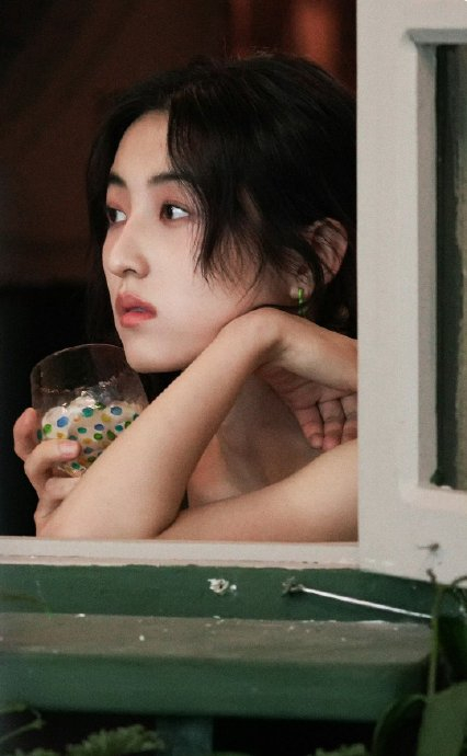 张子枫微醺照96,居家微醺女友风好好看啊~喜欢喜欢