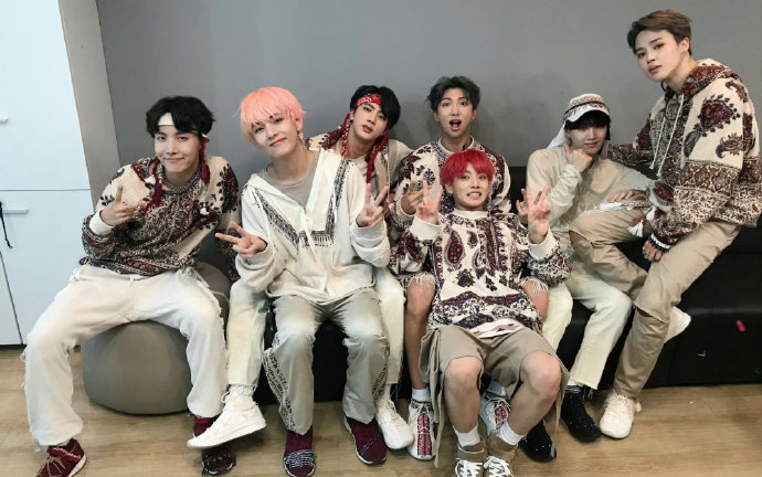 bts七人合照更新 还要一起拍很多照片,走很远的路