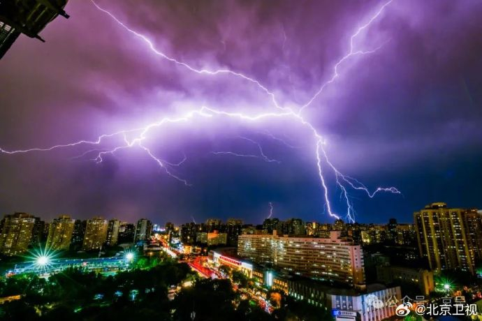 6月11日晚,北京雷雨大风过境,天空电闪雷鸣