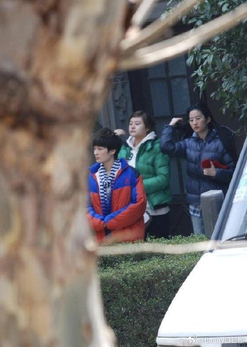 刘亦菲曾轶可同框旧照96 一起逛街