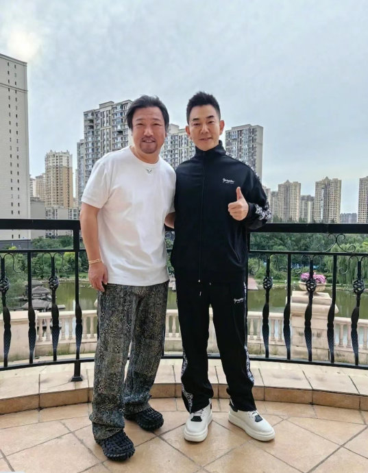只要和贾冰同框合照,就能轻松拿捏拍照显脸小的秘诀?我才不信呢!