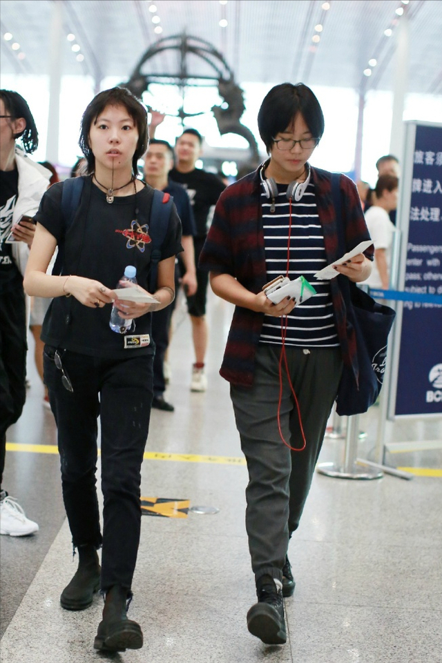 窦唯二女儿要出道?与姐姐窦靖童穿搭竟如此相似 唯独长相神似父亲