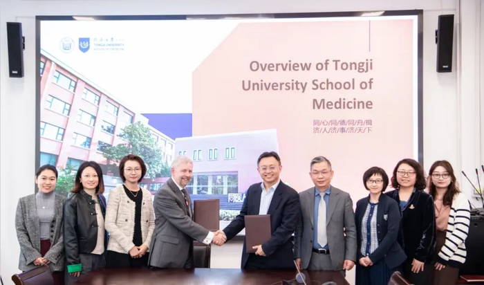 同济大学医学院院长郑加麟教授和诺丁汉特伦特大学外事副校长Cillian Ryan教授签署合作协议