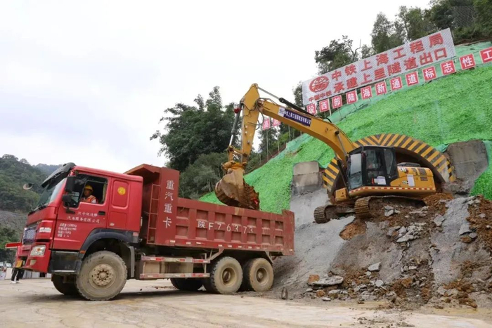 上里隧道在进行出渣作业。图源南宁铁路