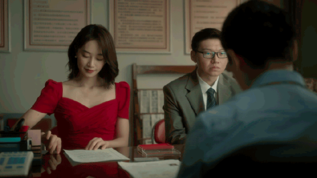 所以问题来了,这部电视剧最应该让观众亲近刘亦菲,理解她的角色的两集