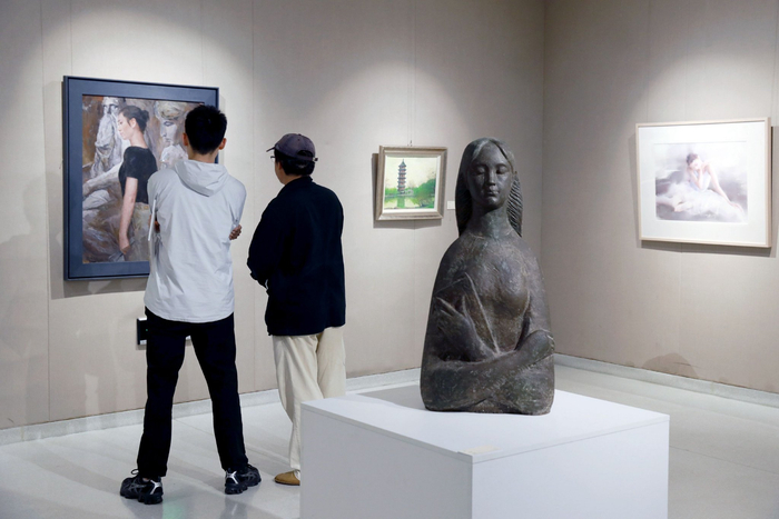 今天迎来浦江流芳系列"归心绘华彩——2024上海海归艺术家美术展"启幕