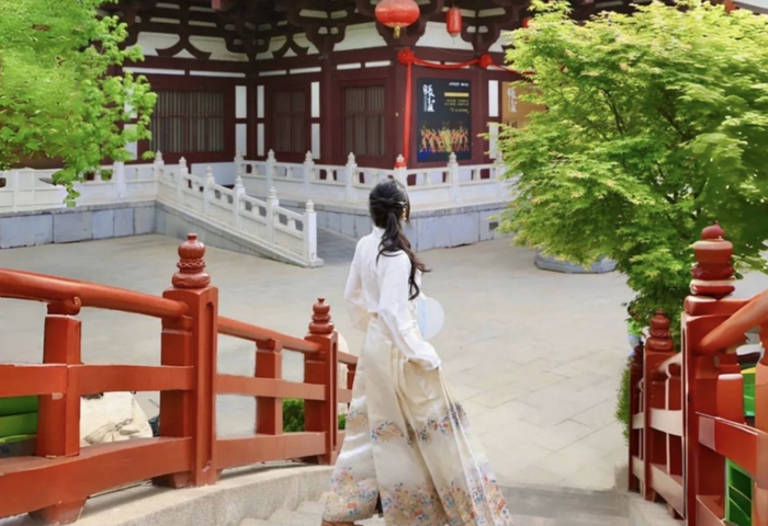 图为游客身着汉服在西安华清宫拍照留念。