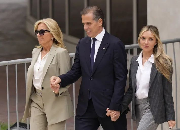 （听完判决后，吉尔·拜登、亨特·拜登一同走出法院，来源：美联社）