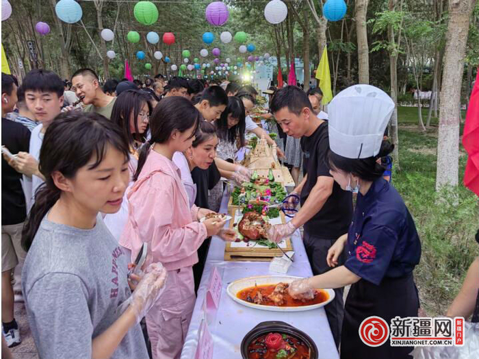 居民、游客品尝美食。