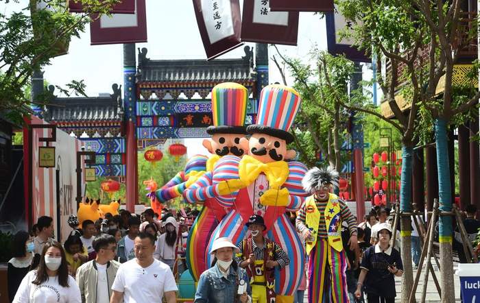 杂耍艺人在沧州坊商街为游客表演。受访者供图