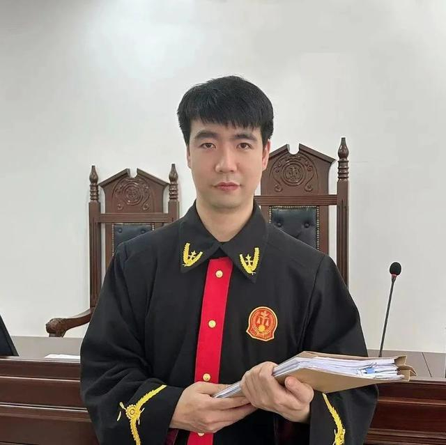 飞来的足球!