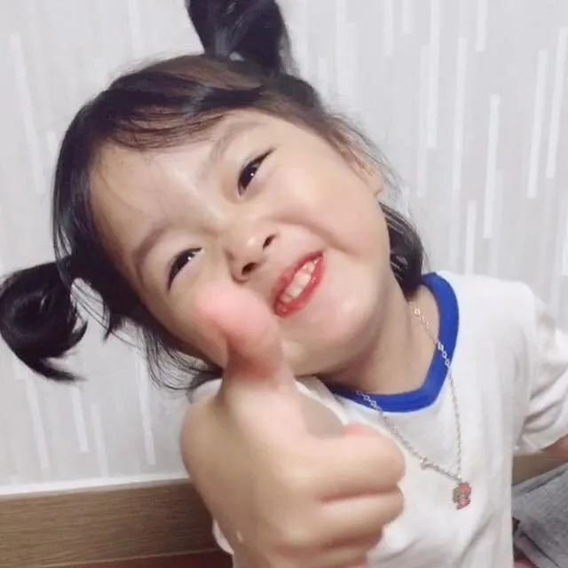 再去翻翻微信聊天群,总能看到这个萌娃不失时机地出场.