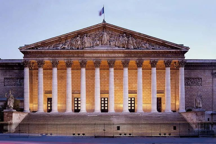 即便熬夜也要参选,因为在法国当国会议员就能实现财富自由,这赚得可